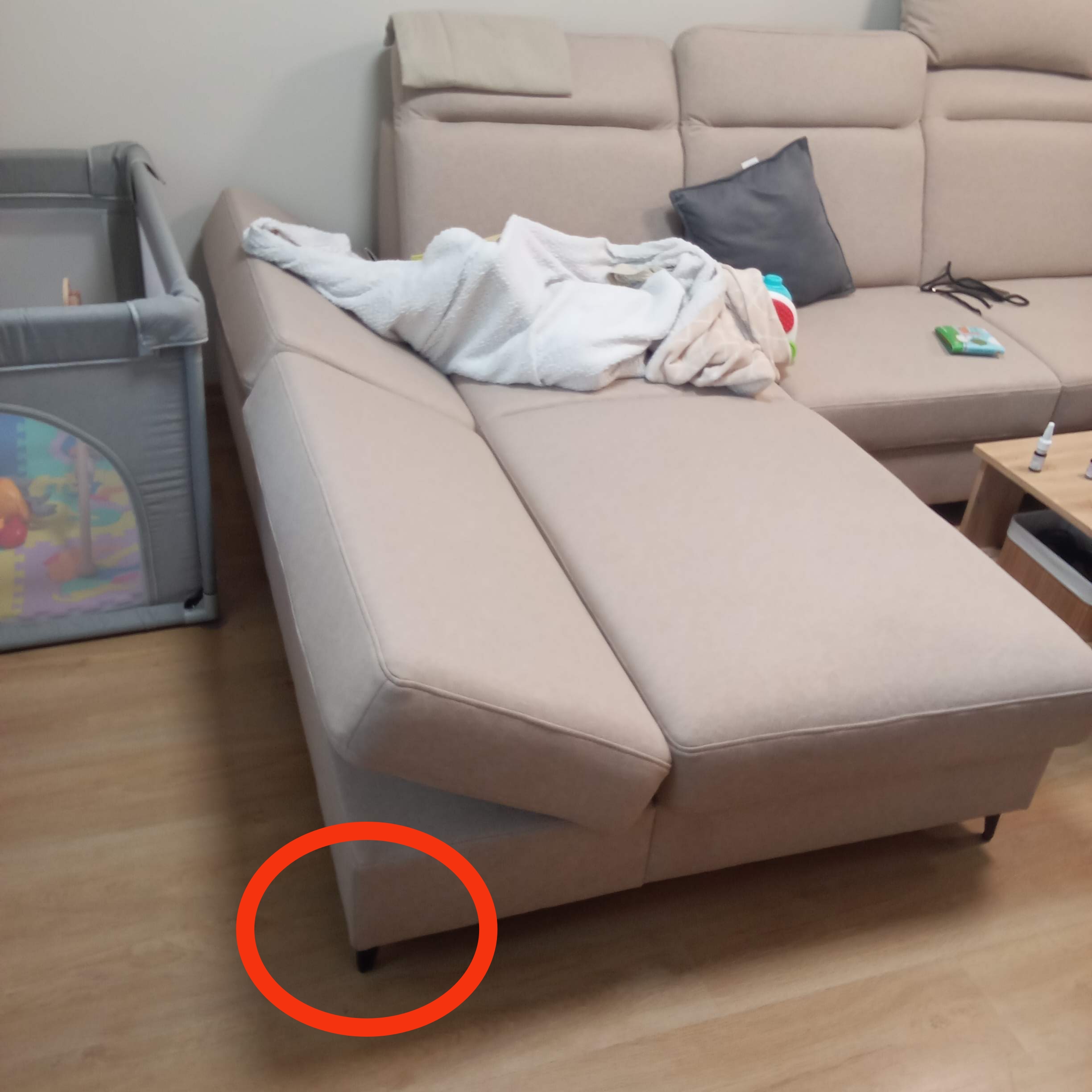 Rohová sedačka před opravou - poškozený roh