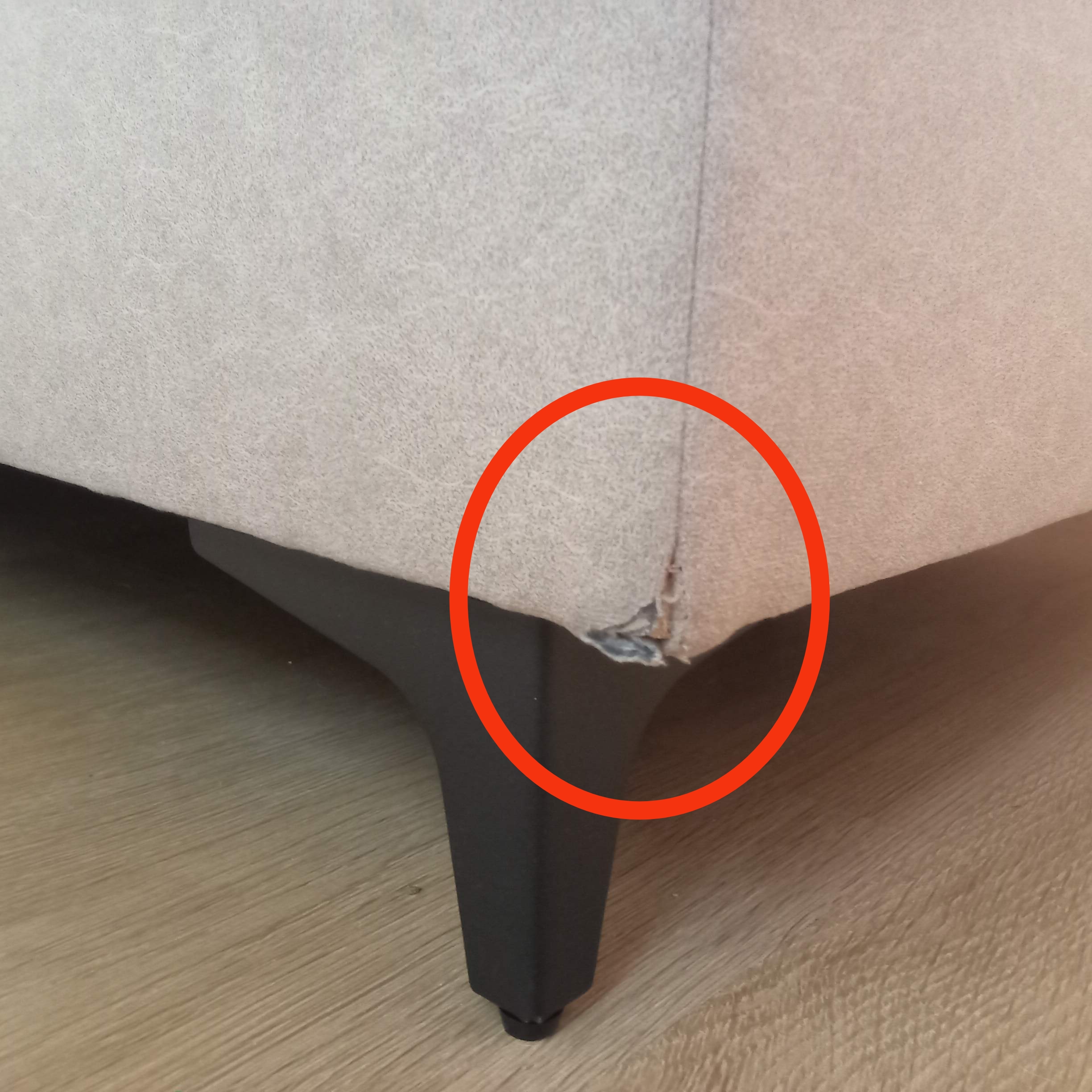 Detail poškozeného rohu sedačky