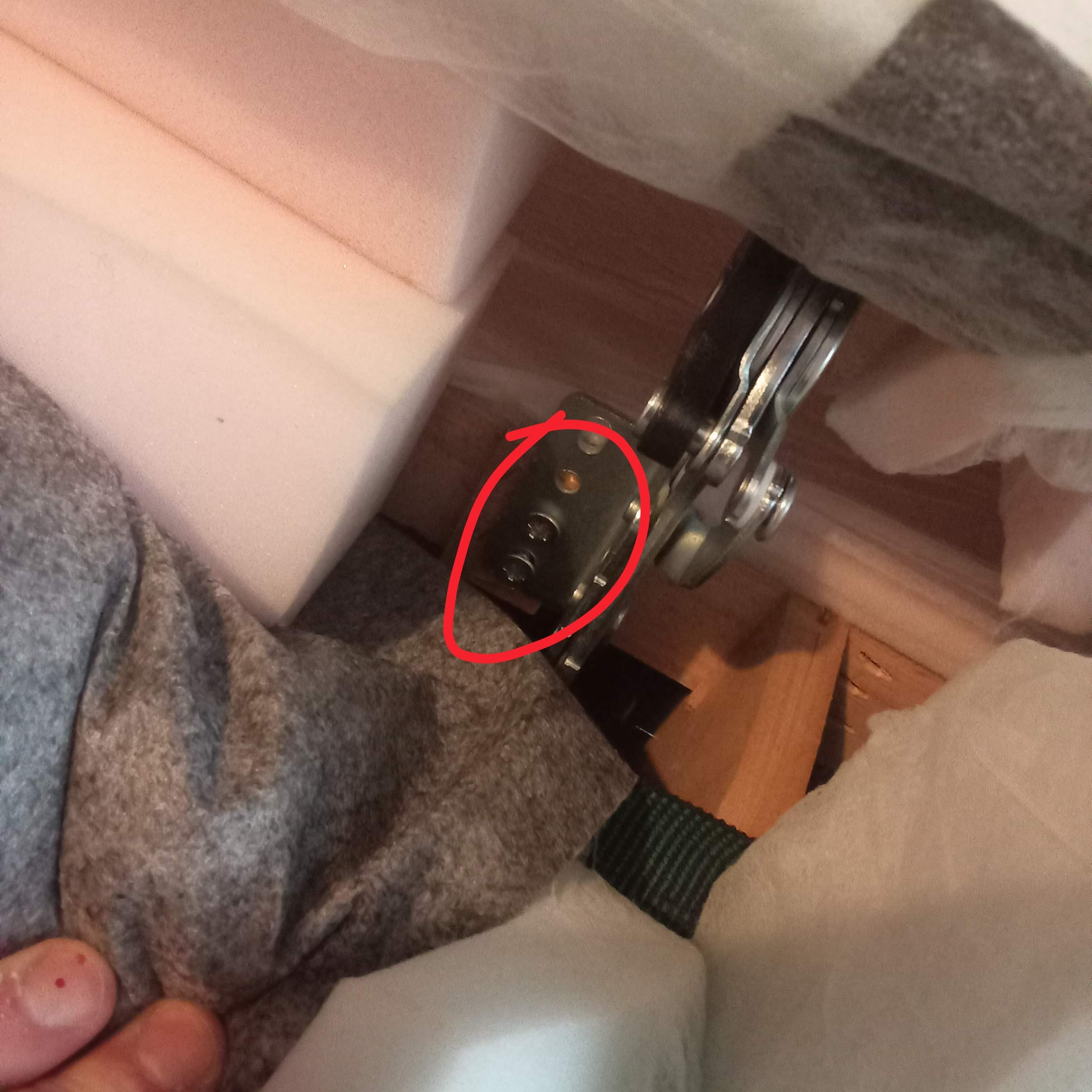 Detail uvolněného kování opěrky – šrouby se zapuštěnou hlavou