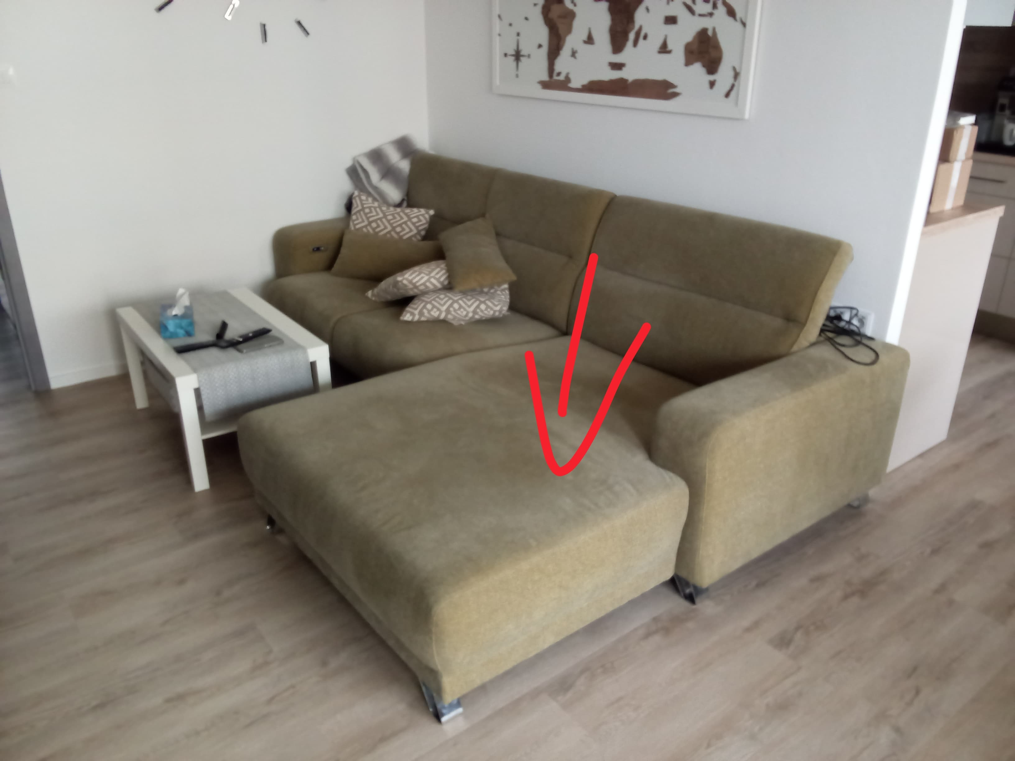 Otoman před opravou – propadlý sedák