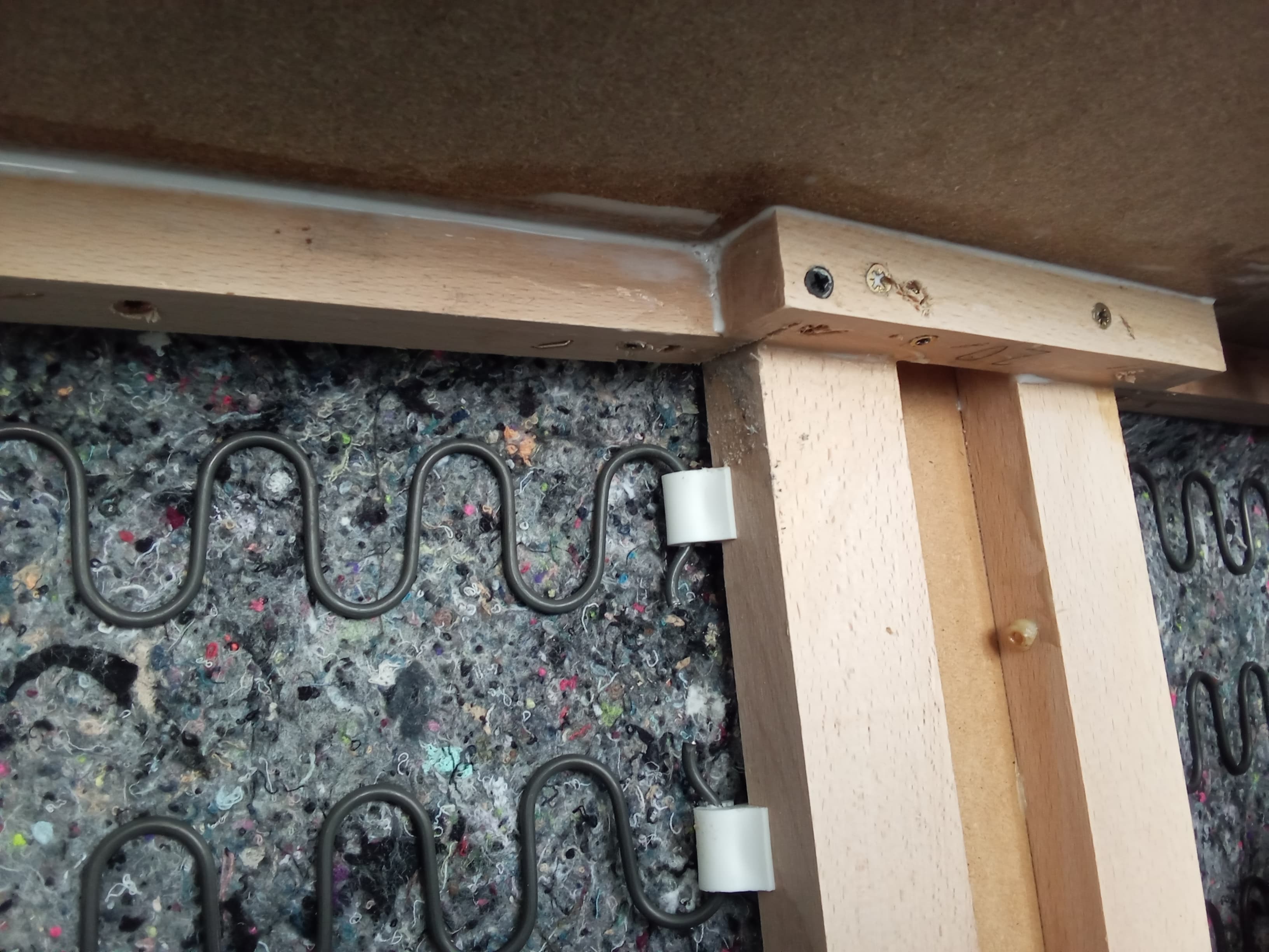 Průběh opravy – detail poškozeného spoje dřevěného rámu