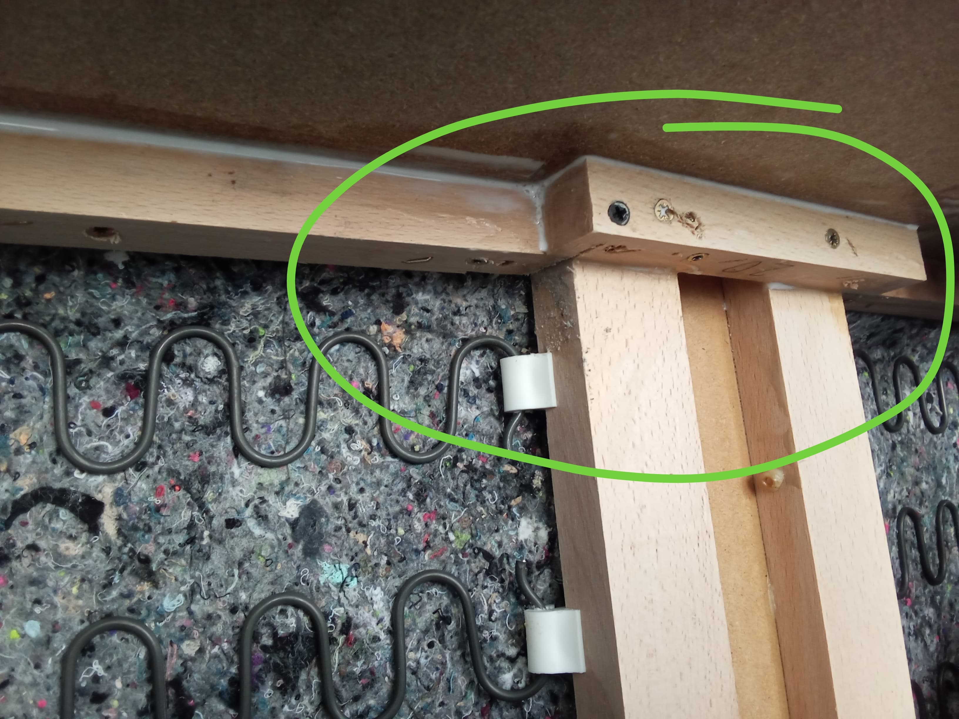 Po opravě – druhý detail pevného spoje rámu otomanu
