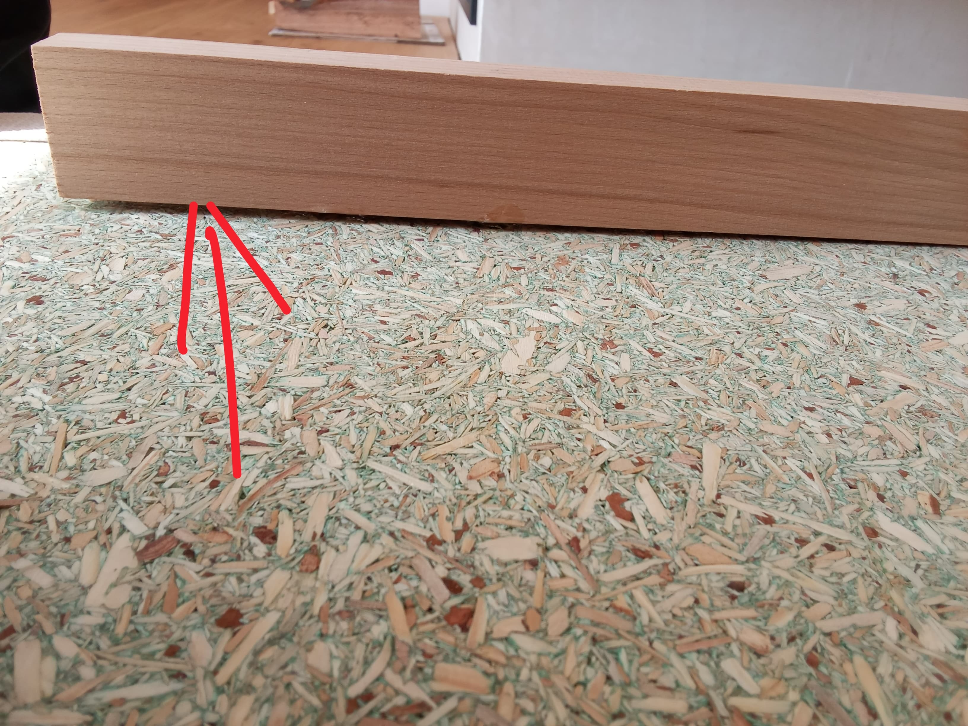Detail odtržení hranolu od rámu výsuvného lůžka