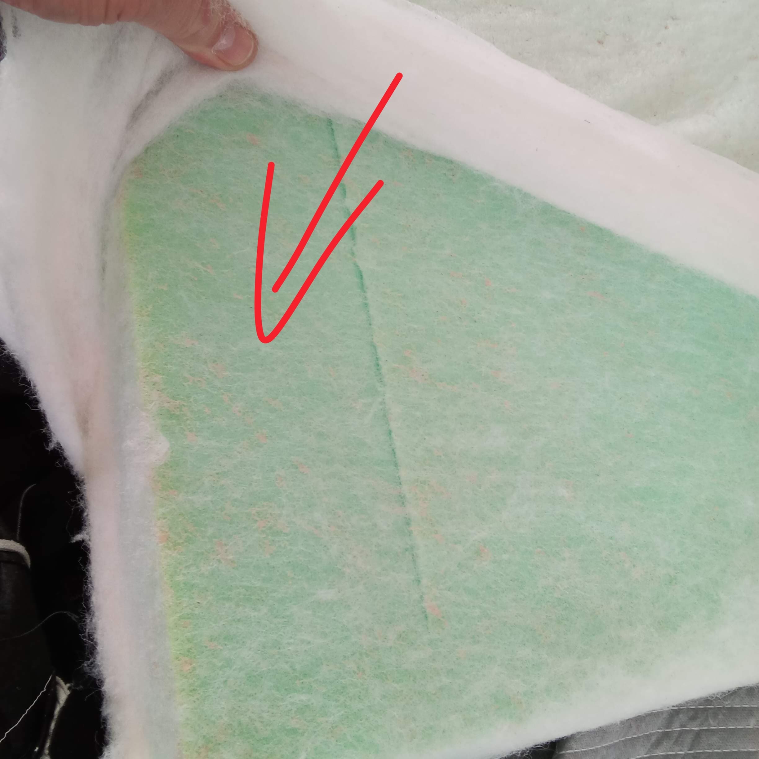Průběh opravy – detail poškozené pěnové výplně