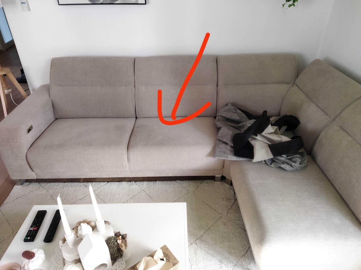 Sedačka před opravou - propadlé sedáky
