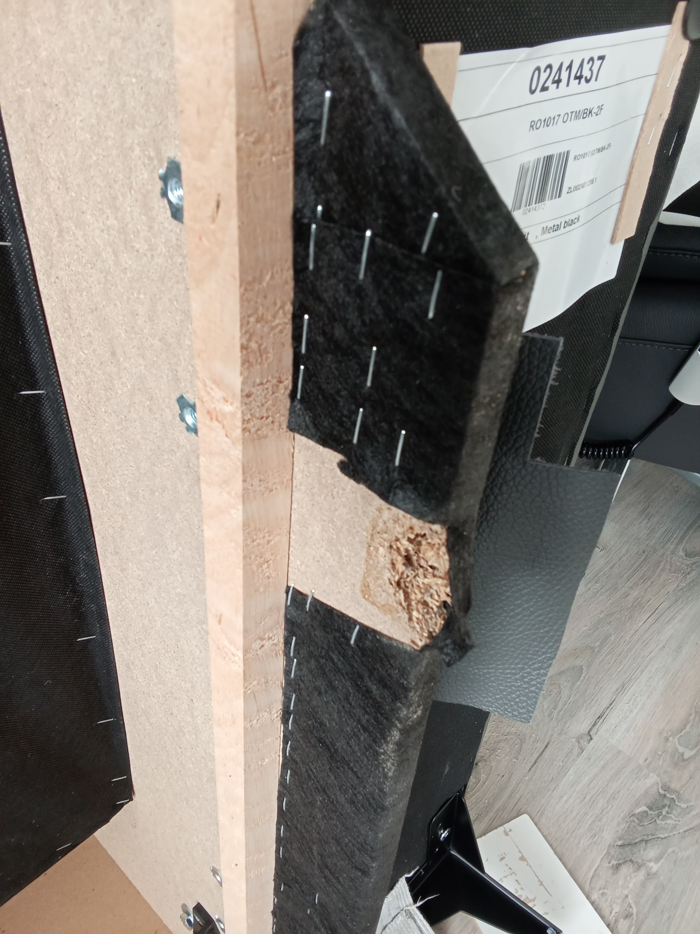 Průběh opravy – detail ulomeného spoje v rámu sedačky