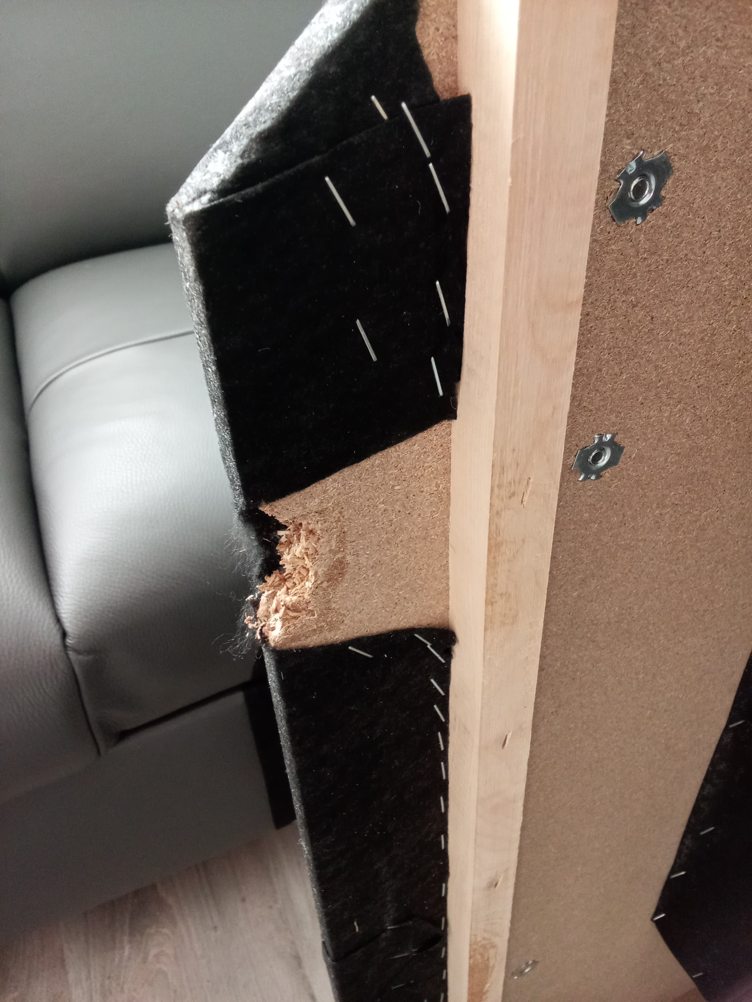 Průběh opravy – detail ulomené nožičky sedačky