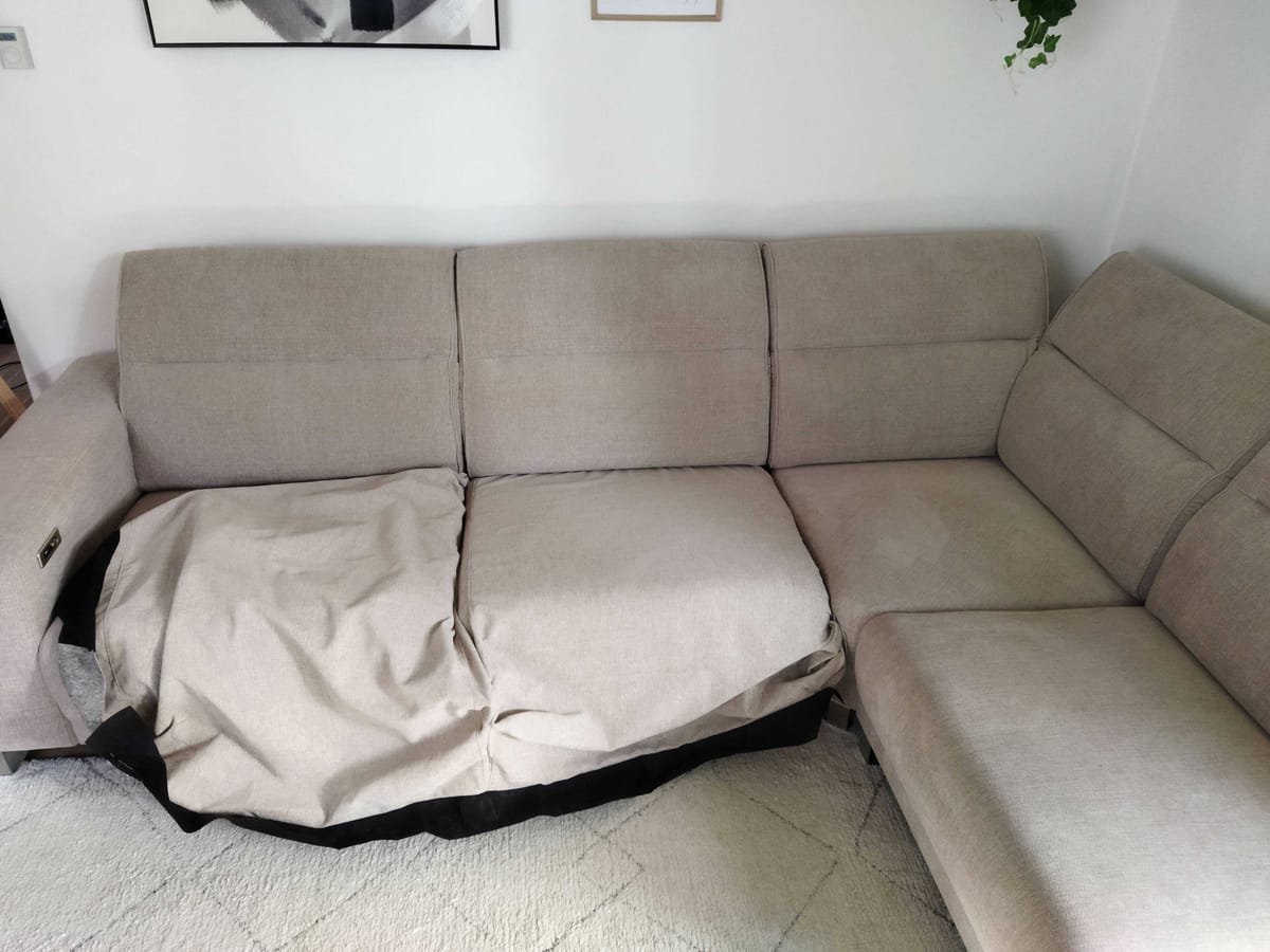 Průběh opravy - rozebraná konstrukce sedáků
