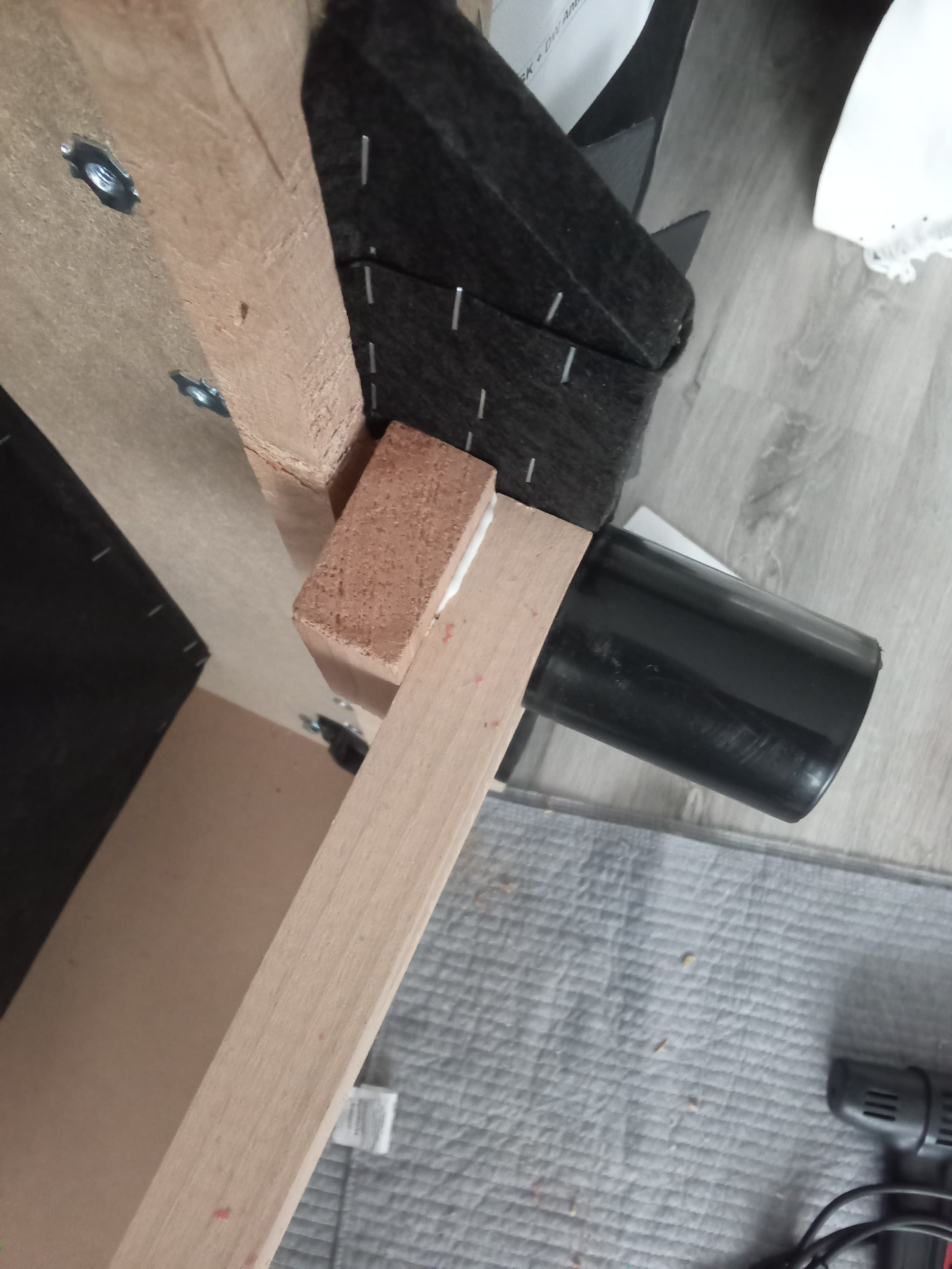 Po opravě – detail levého opraveného spoje nožičky